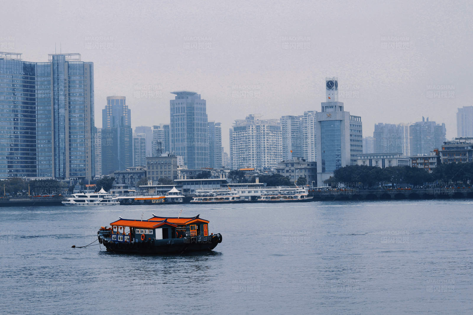 江上孤舟 城中高楼图片