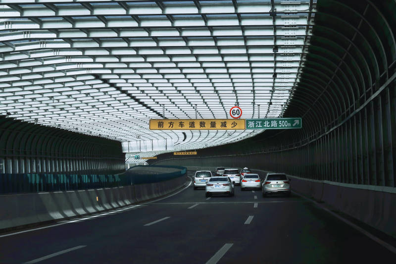 隧道内的交通流量图片