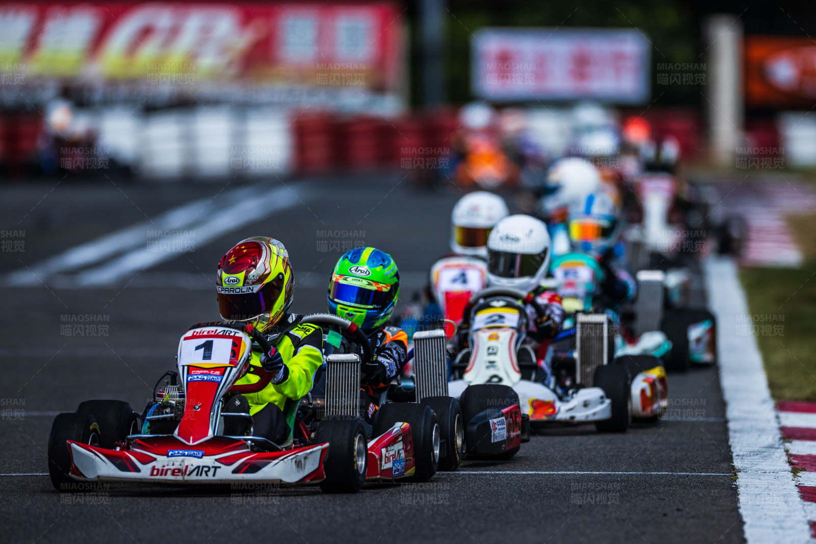 卡丁车比赛激烈瞬间图片