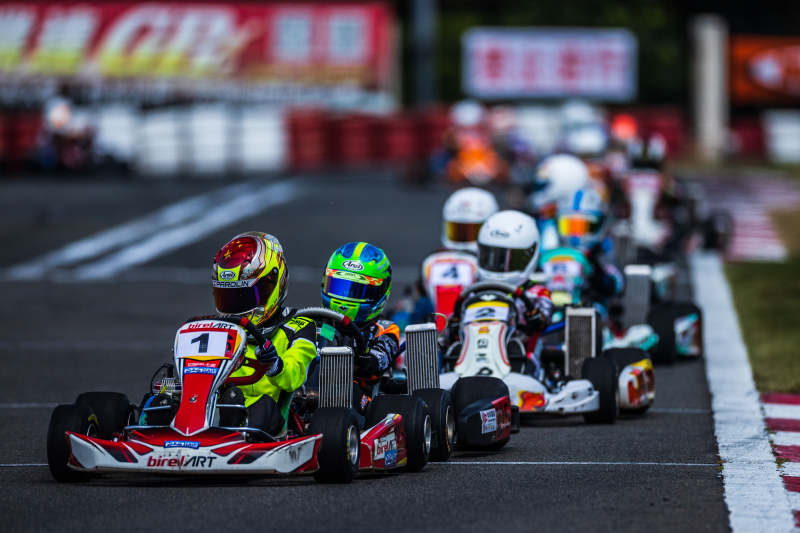 卡丁车比赛激烈瞬间图片