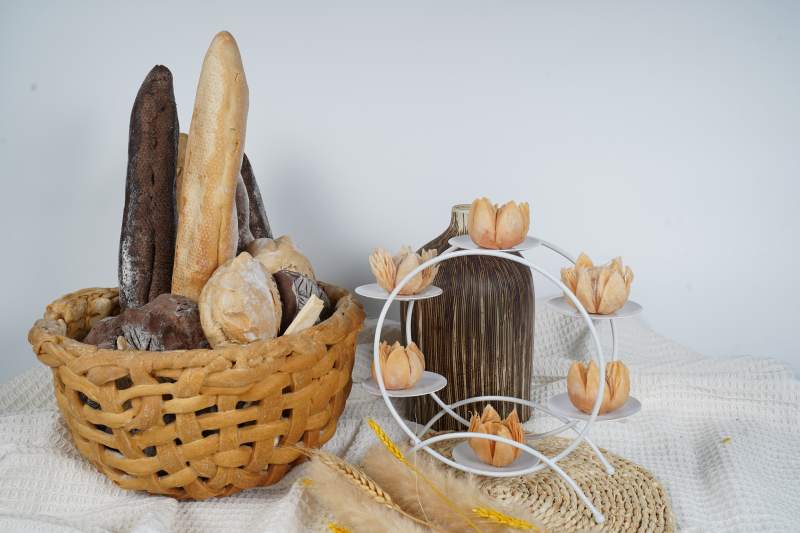 面包与装饰品的静物图片