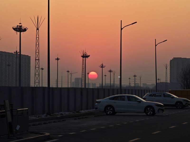夕阳下的城市剪影图片