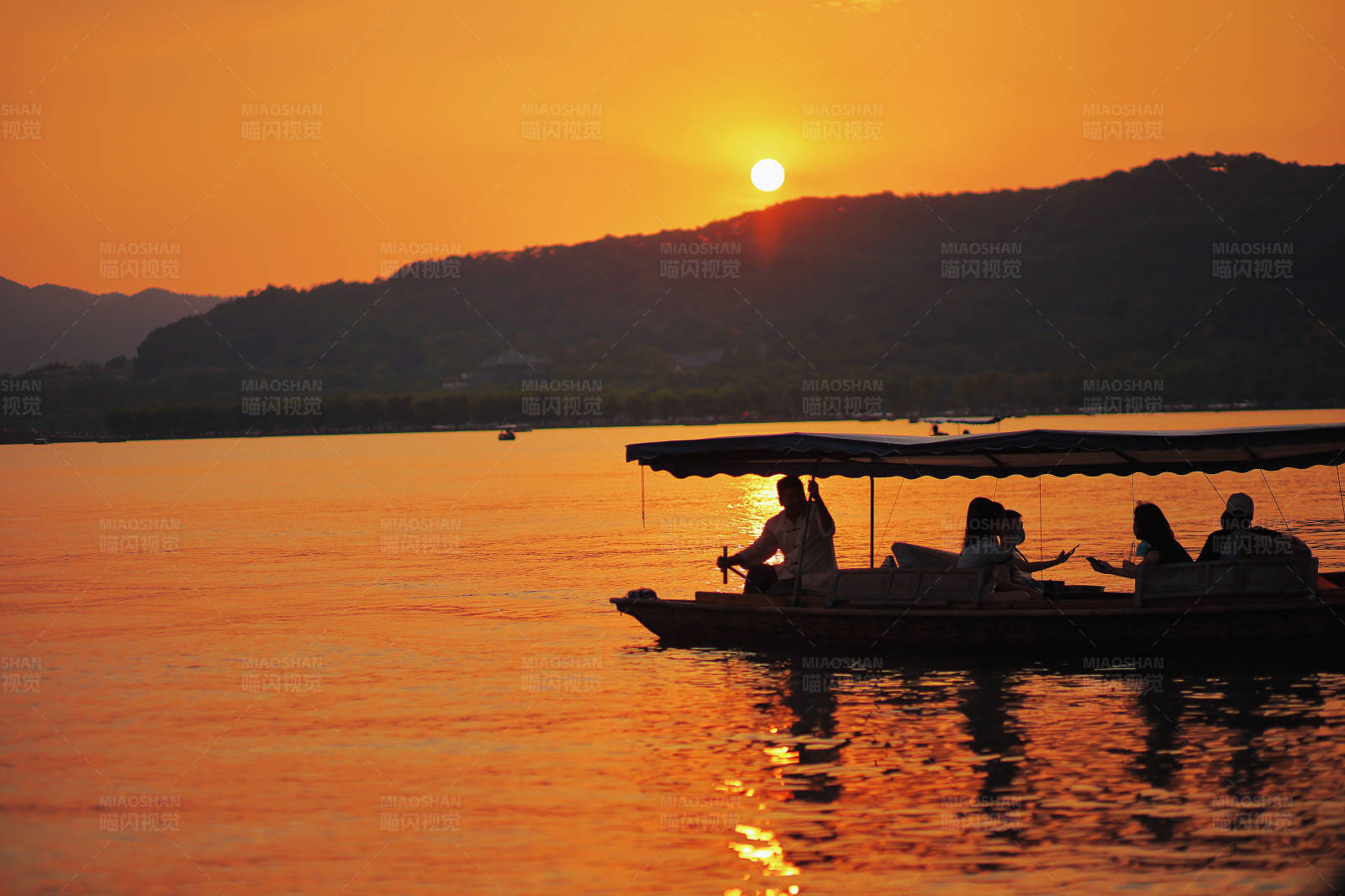 夕阳下的湖面泛舟图片