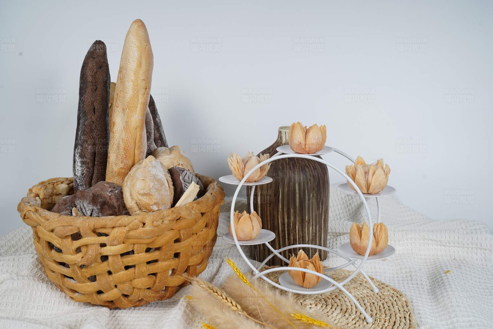 面包与装饰品的静物图片