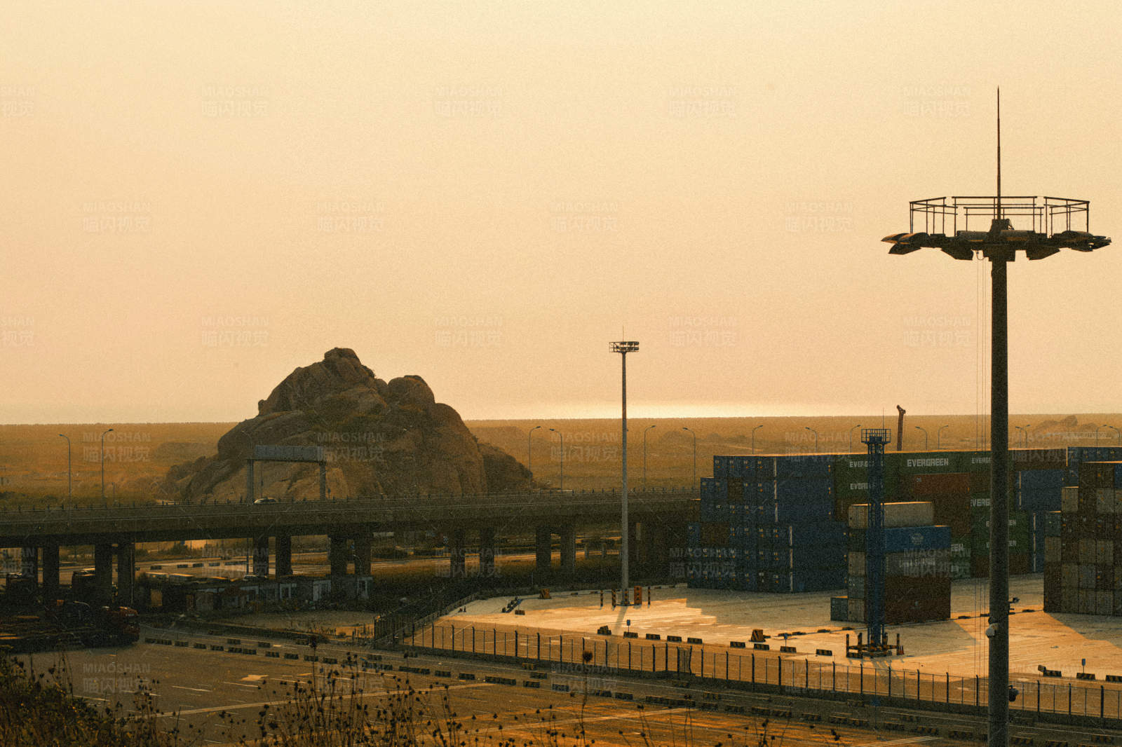 夕阳下的港口与桥梁图片