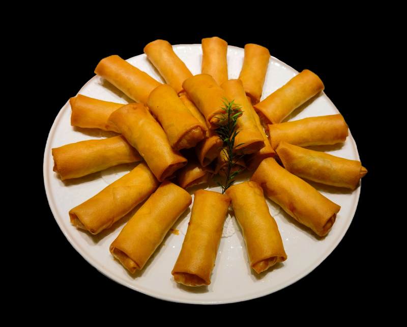 金黄春卷盘图片