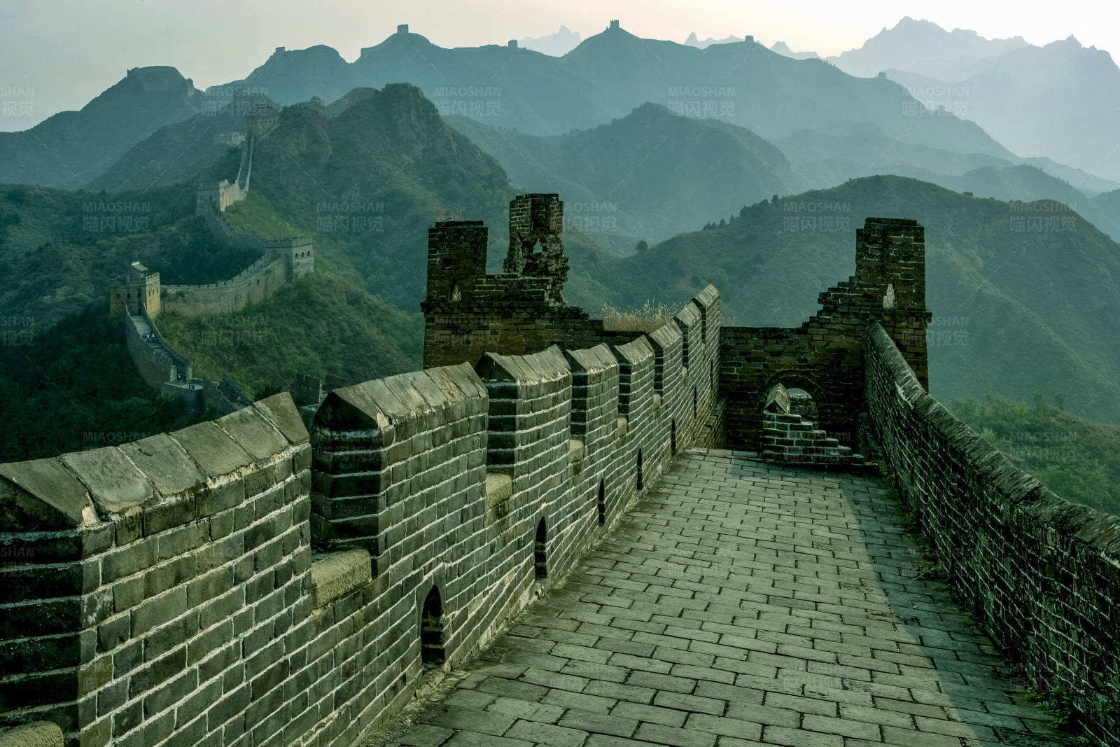长城山间蜿蜒图片