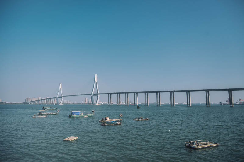 海天一色 桥连两岸图片