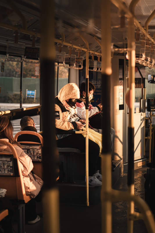 夕阳下的公交乘客图片