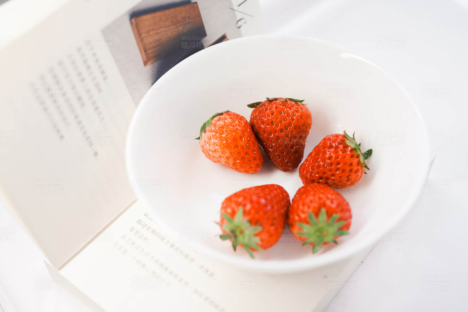 草莓与书的悠闲时光图片