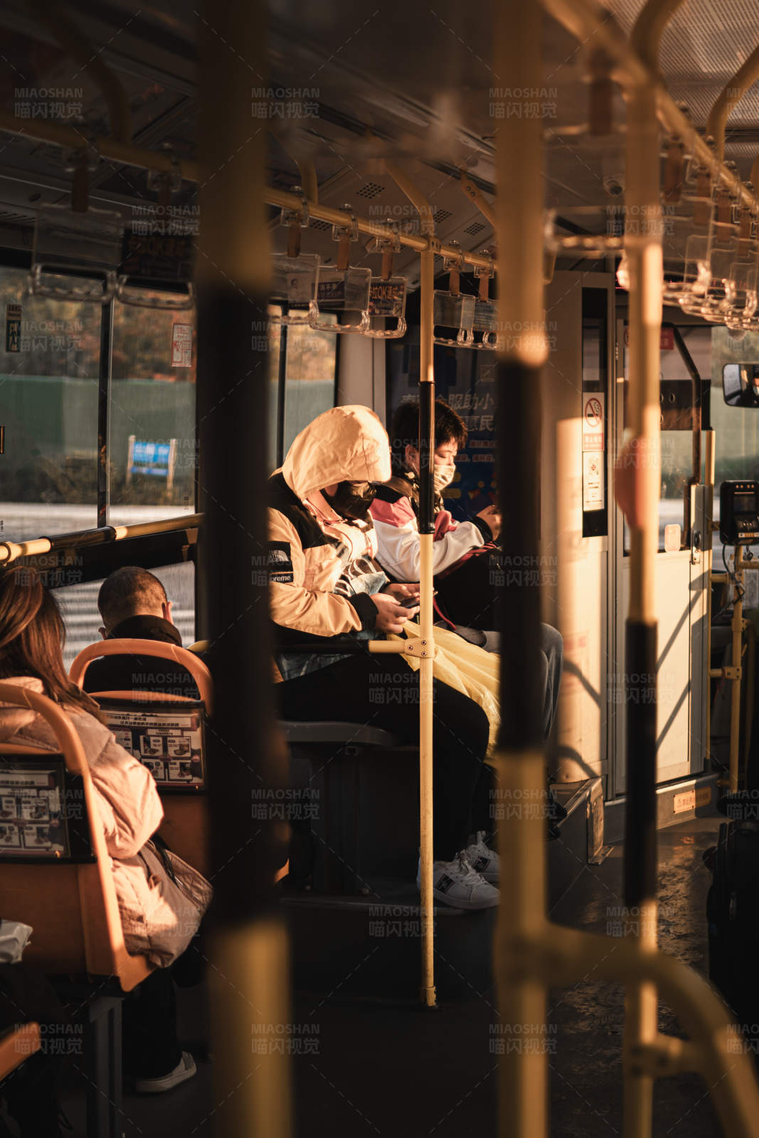 夕阳下的公交乘客图片