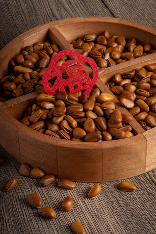 坚果与红色装饰品图片