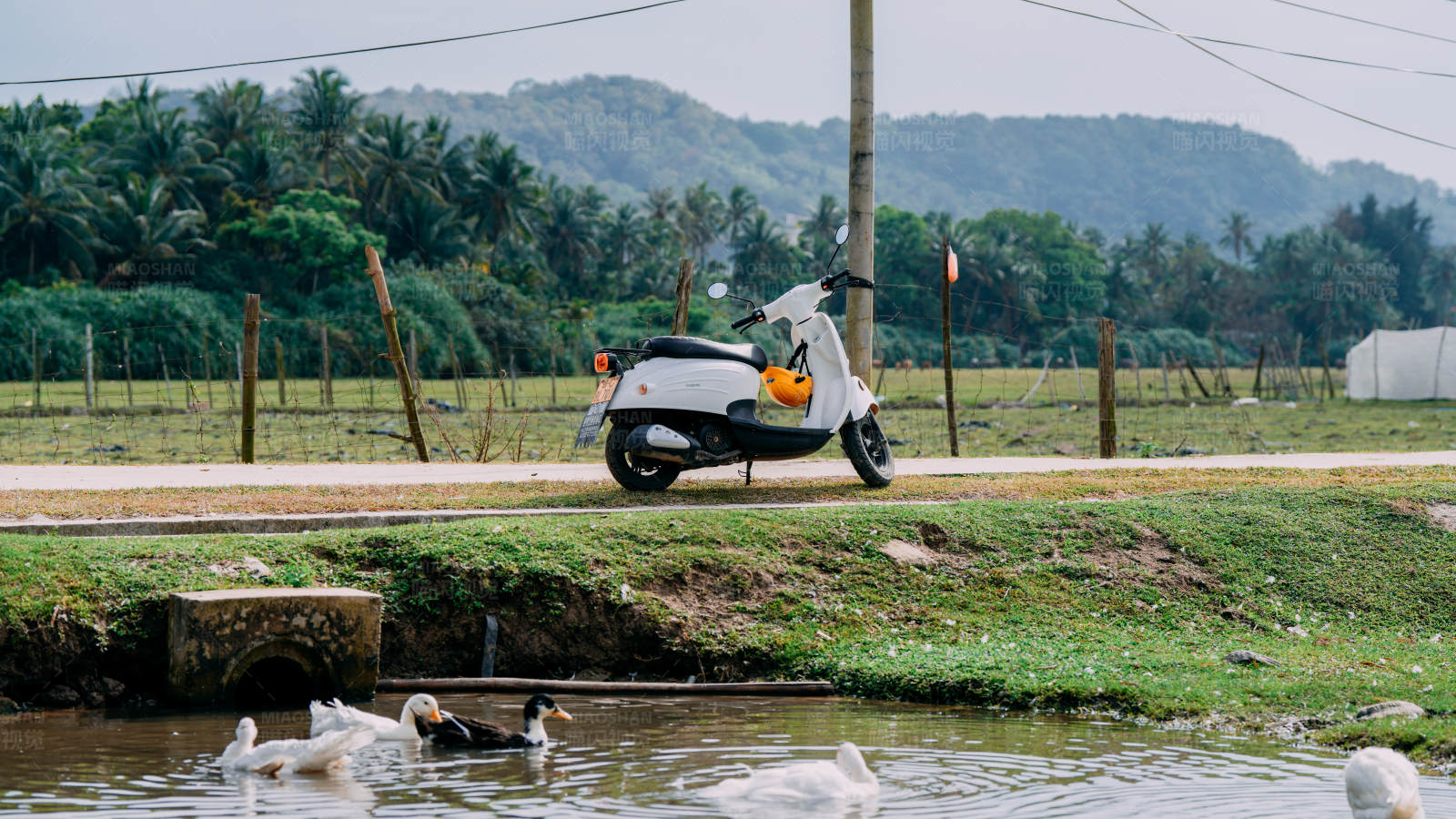 田园风光与摩托车图片