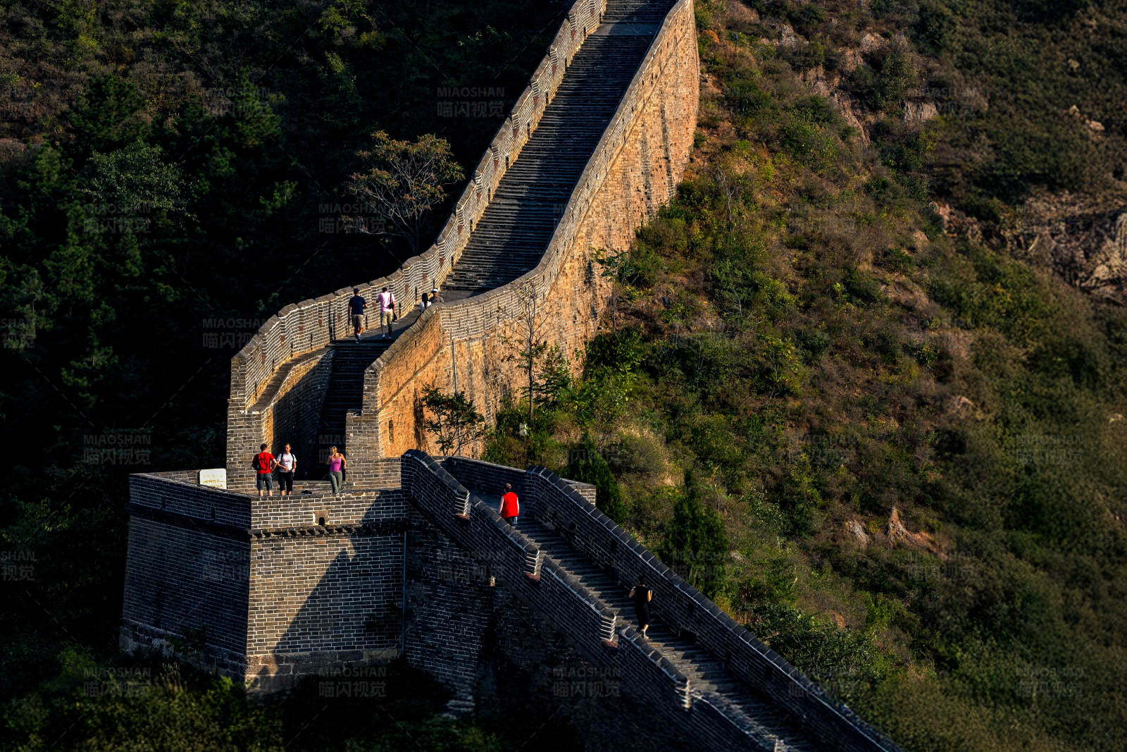 长城上的游客图片