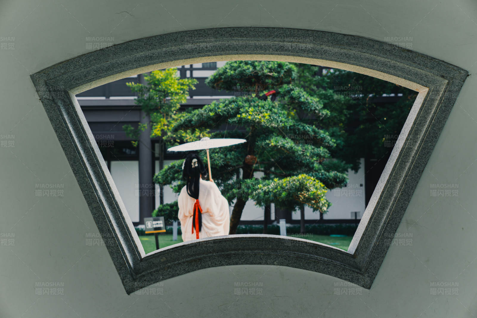 窗中人影与树景图片