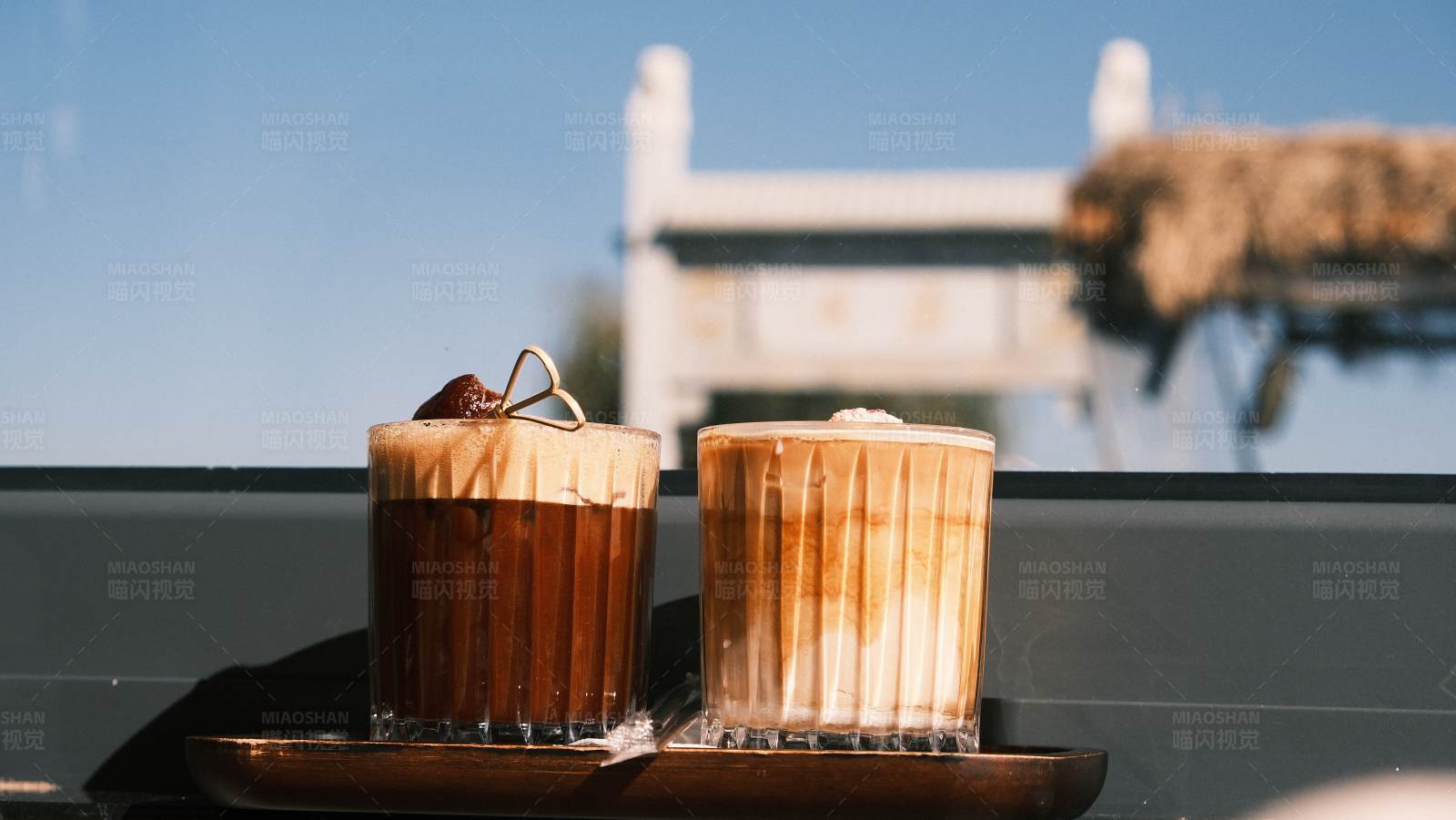 阳光下的两杯咖啡图片