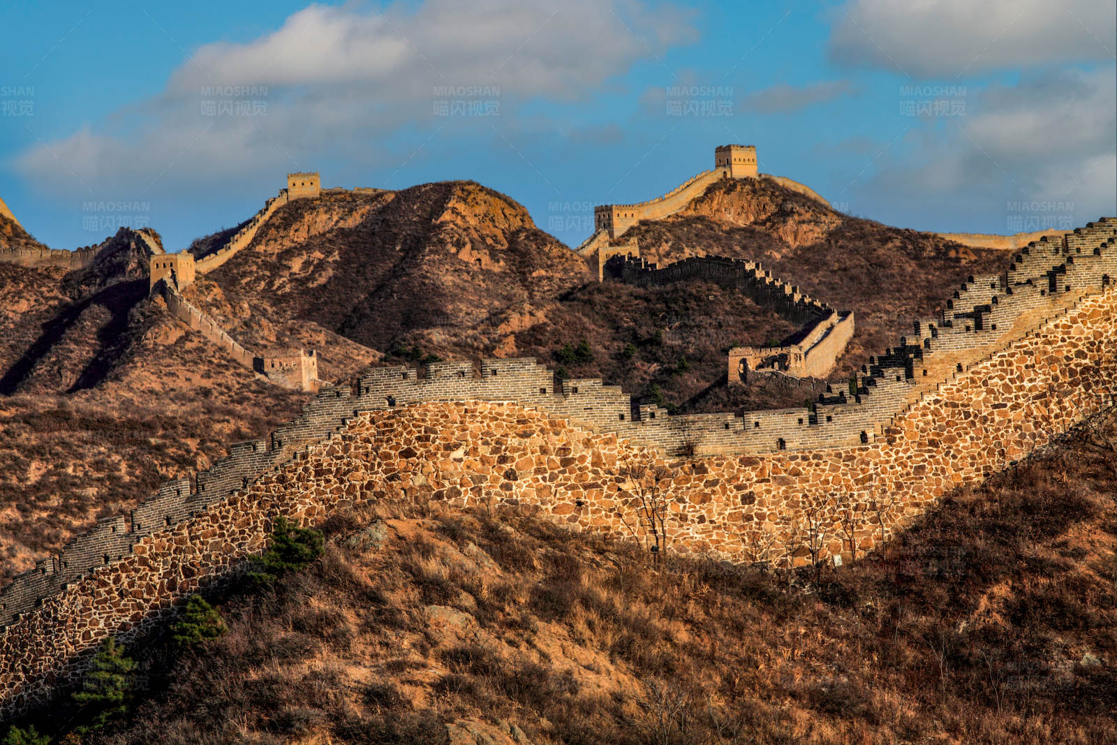 长城蜿蜒山间图片