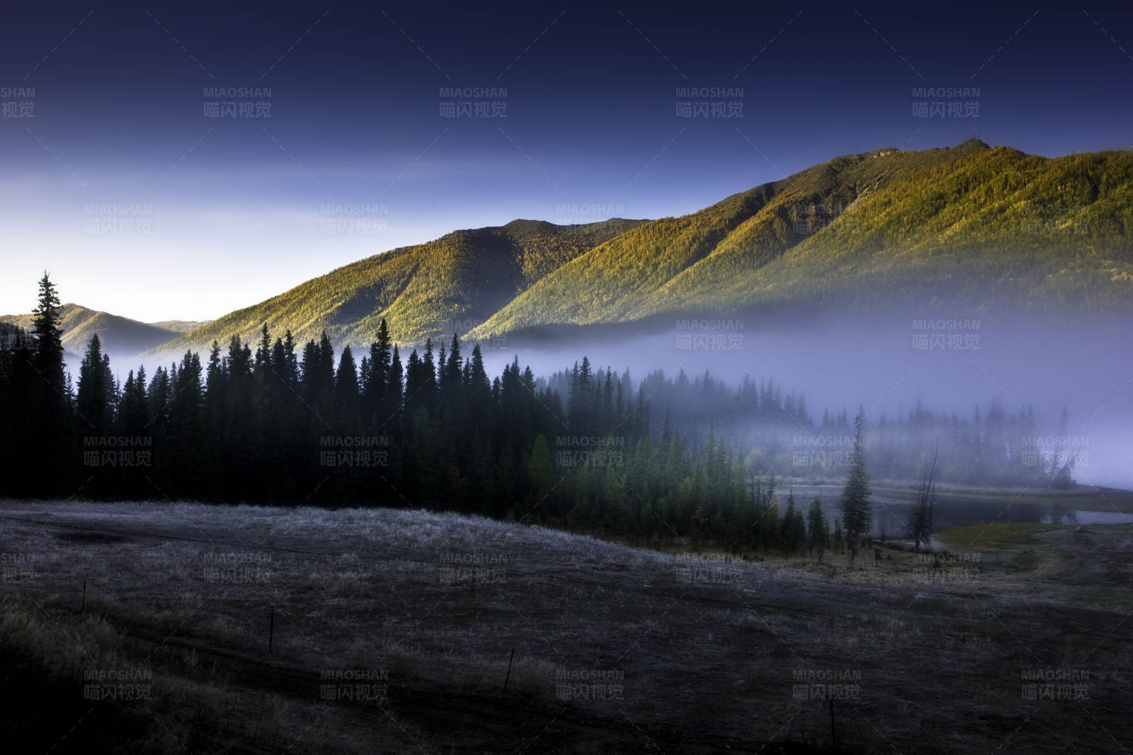 喀耐斯神仙湖晨雾图片