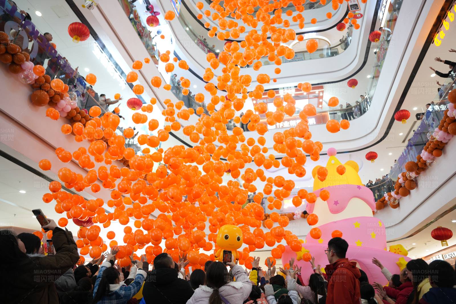 商场庆典 橙色气球雨图片