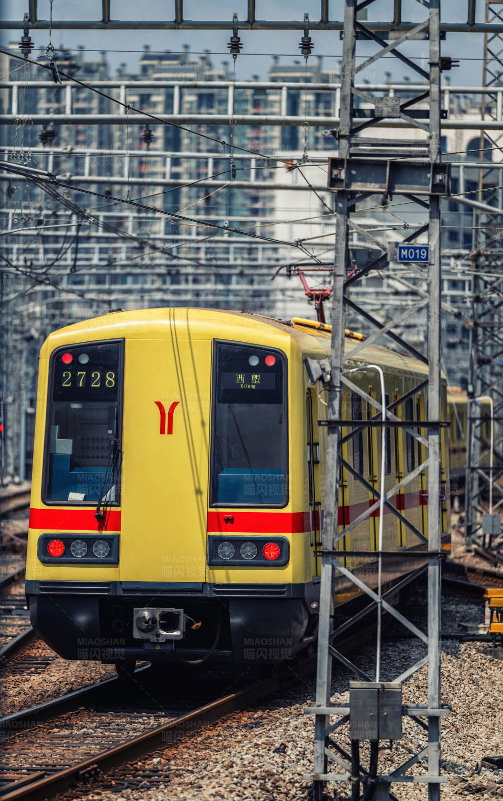 黄色列车进站瞬间图片