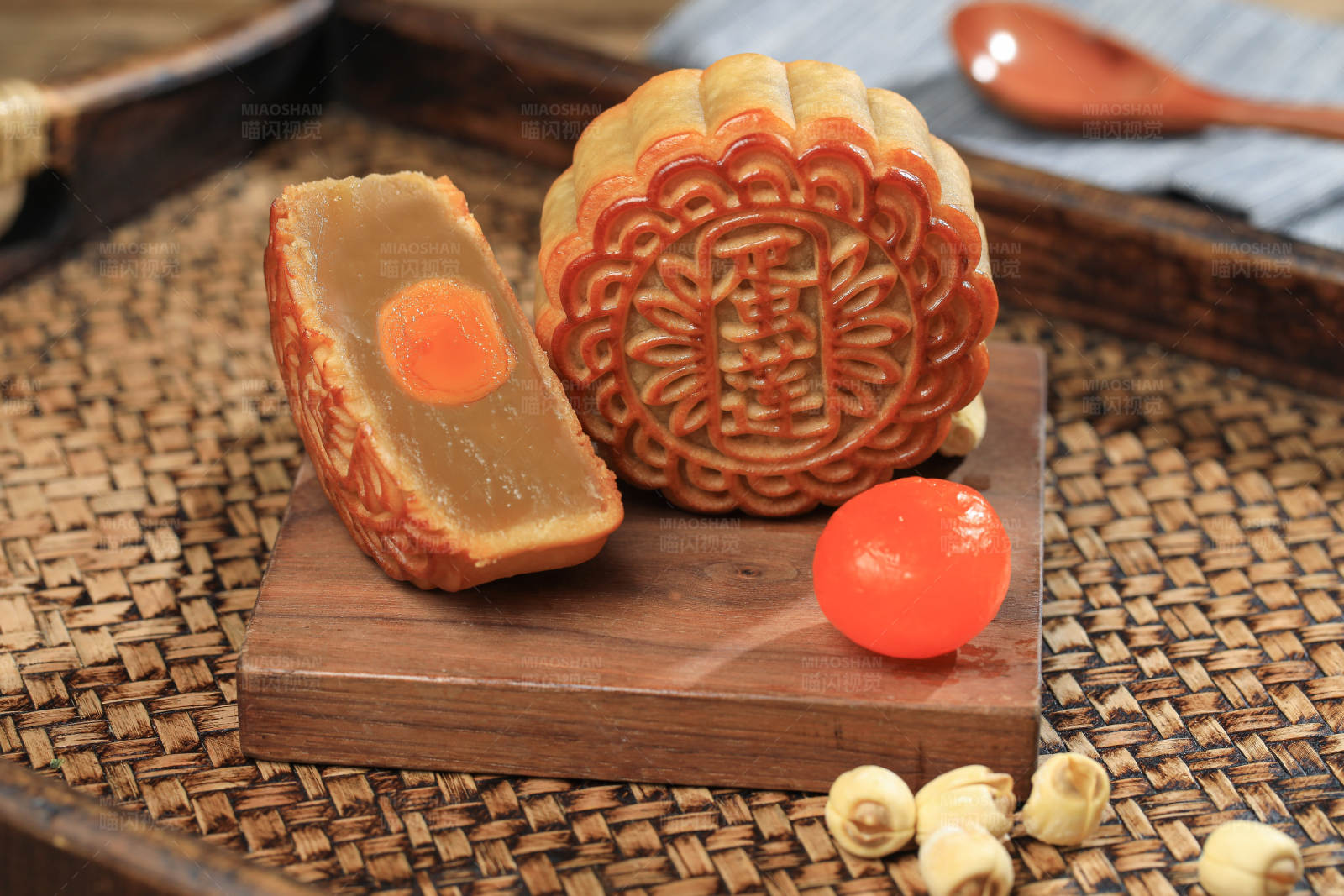 月饼与蛋黄的美味组合图片