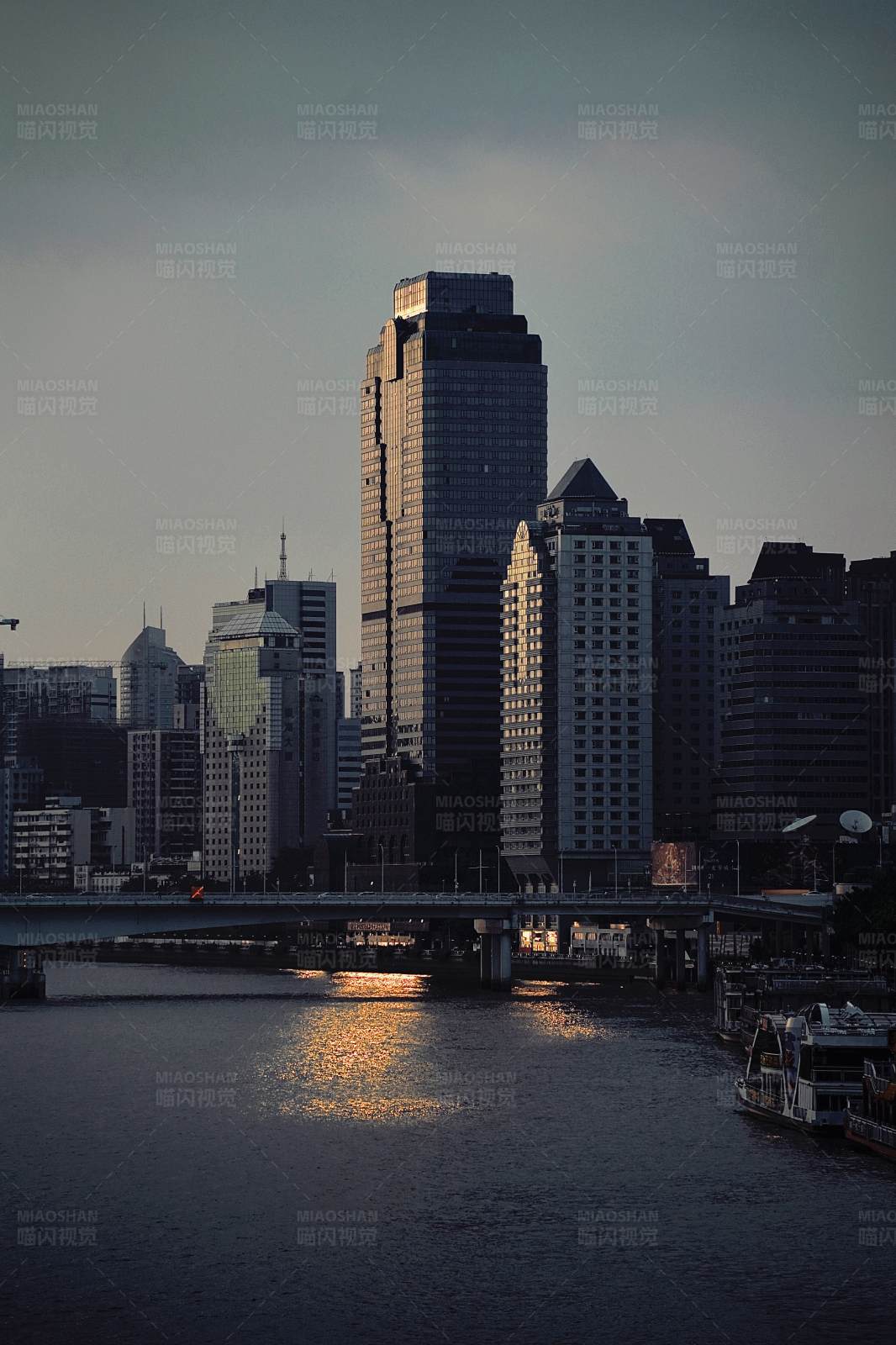 城市黄昏水岸天际线香港图片