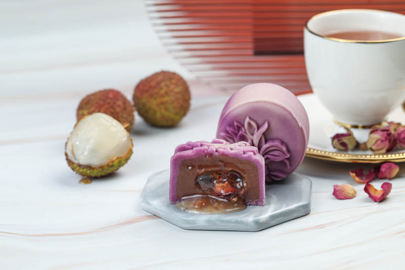 荔枝月饼与茶图片