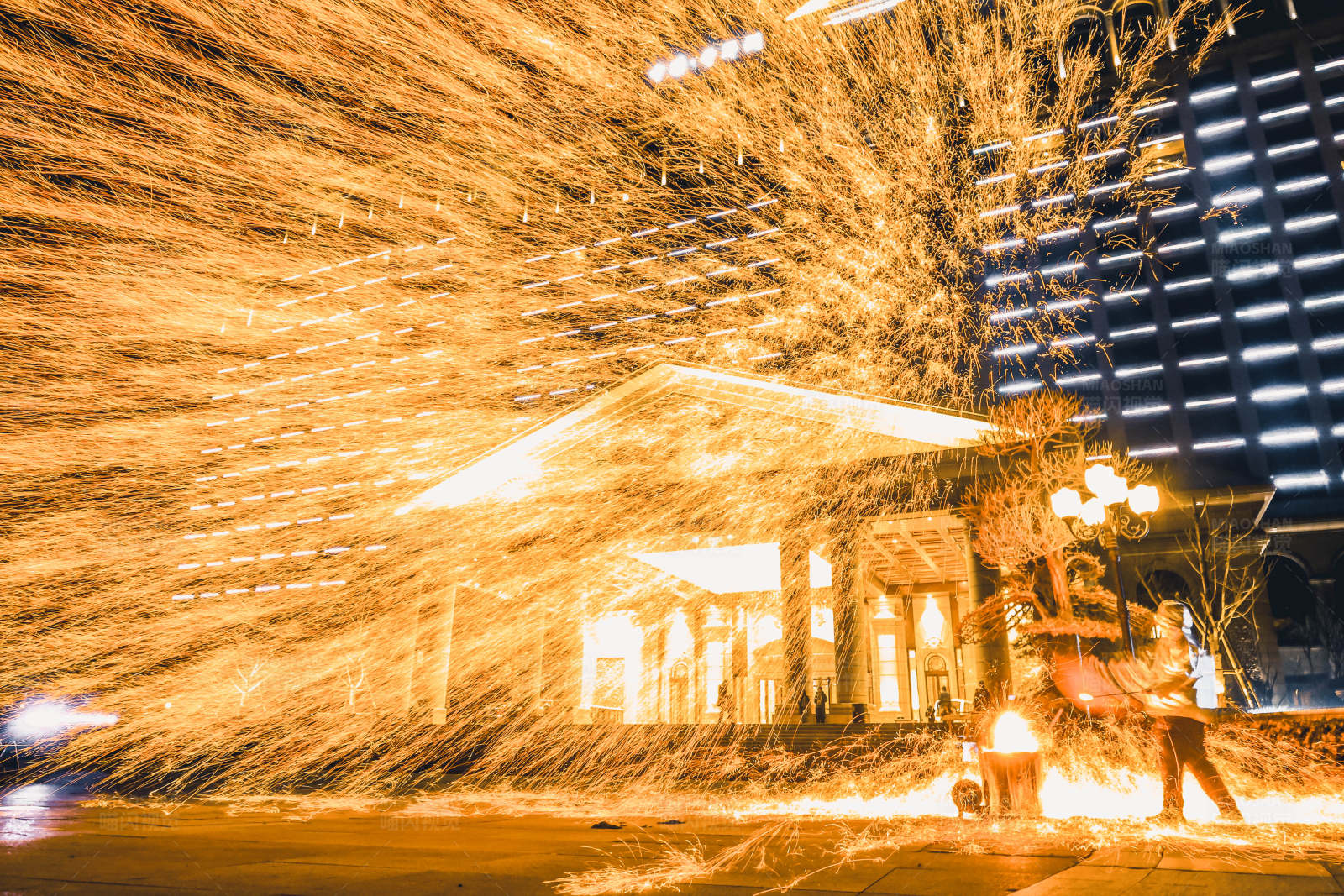 城市夜景火花表演图片