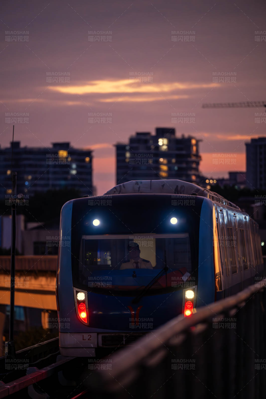 黄昏时分的地铁列车图片