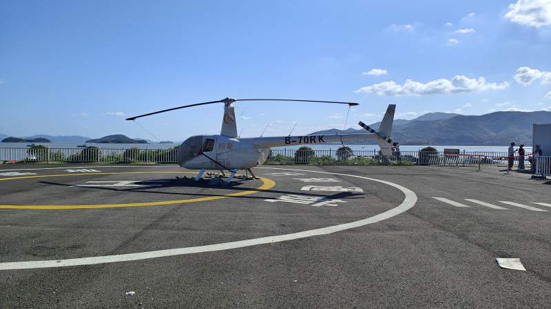 直升机停靠在海滨图片