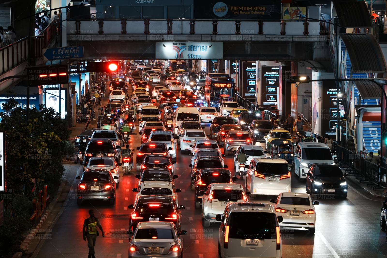 城市夜景交通拥堵图片