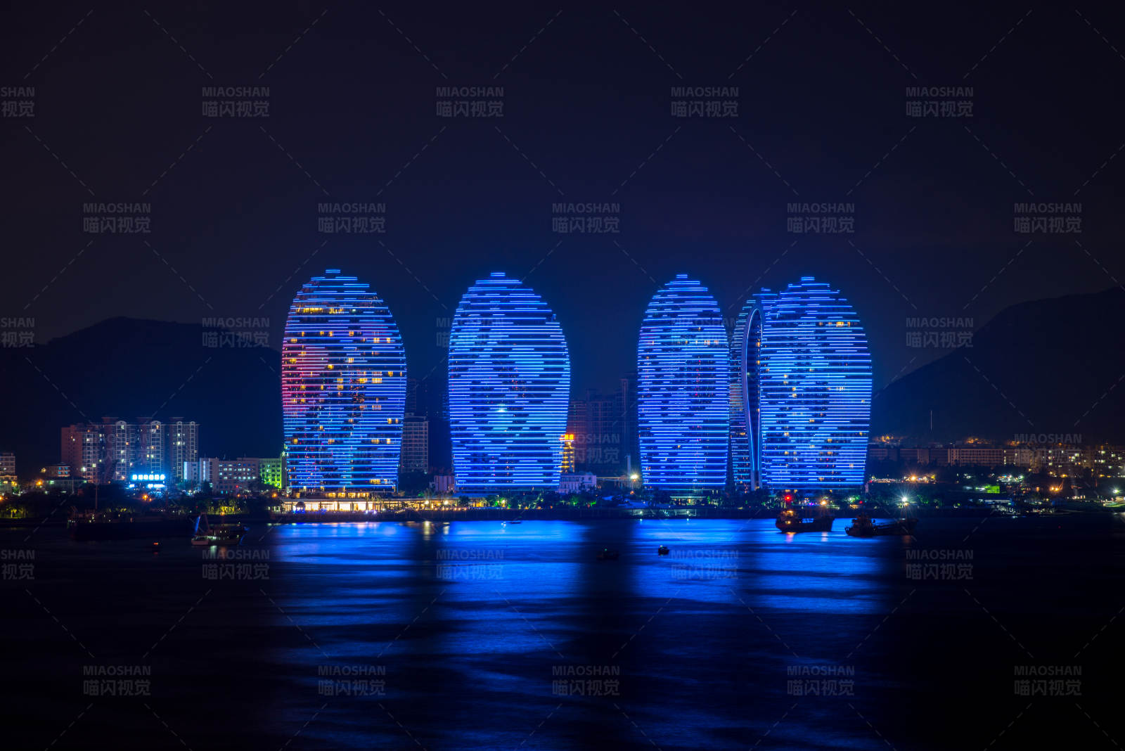 夜色中的蓝色梦幻建筑图片