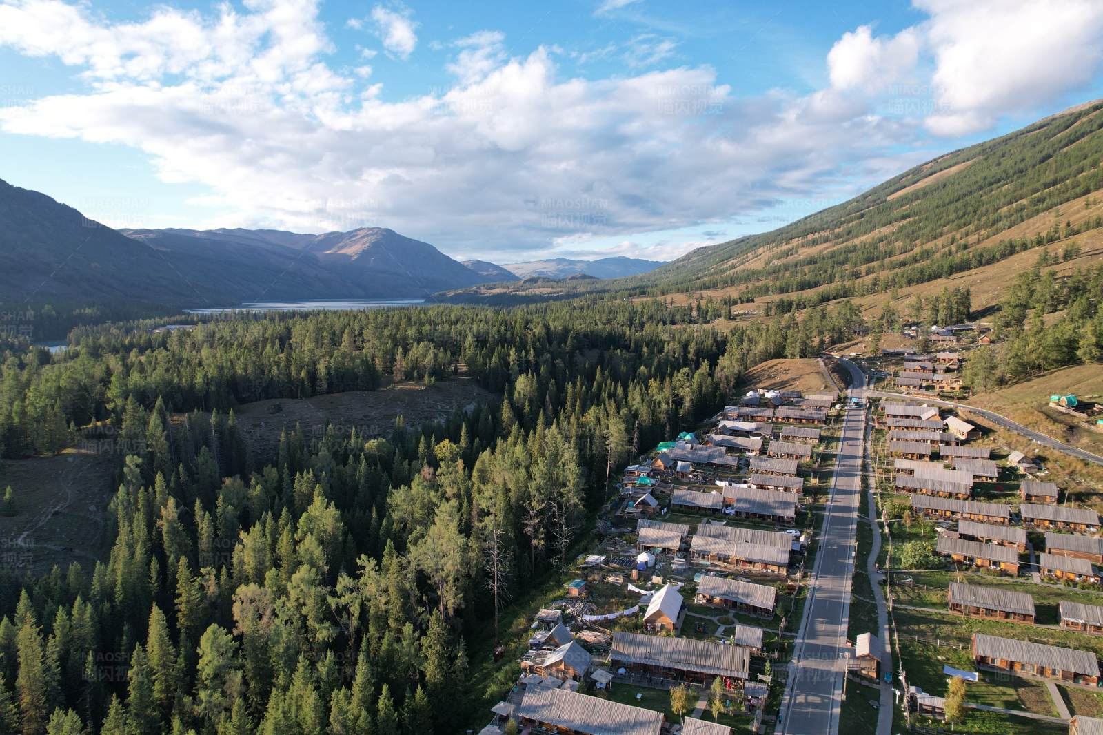 新疆禾木民族村落图片