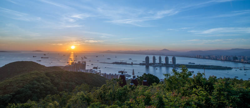 海上日出 城市天际线图片