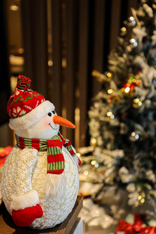 雪人与圣诞树的温馨场景图片