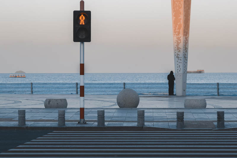 海边的孤独身影图片