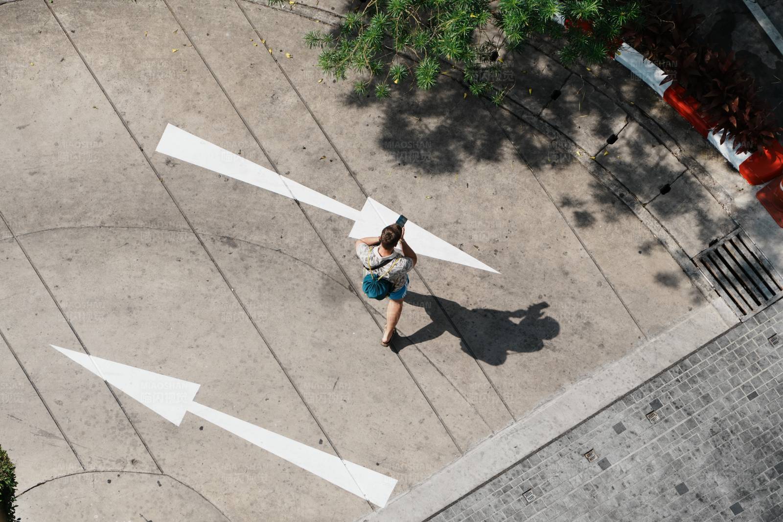 十字路口的抉择图片