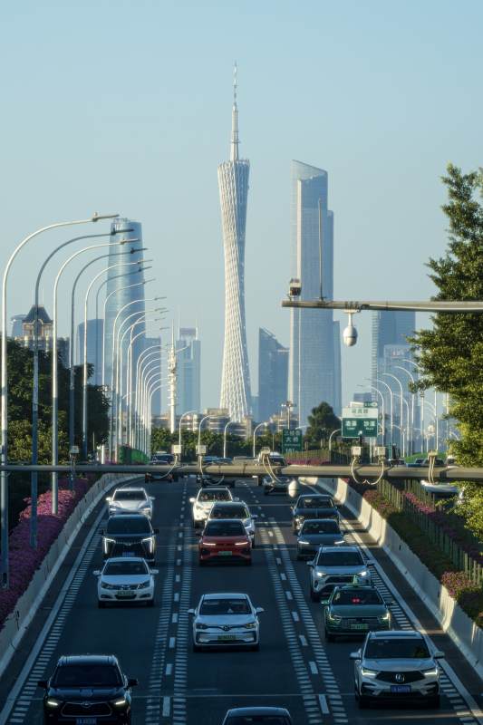 广州塔与城市交通图片