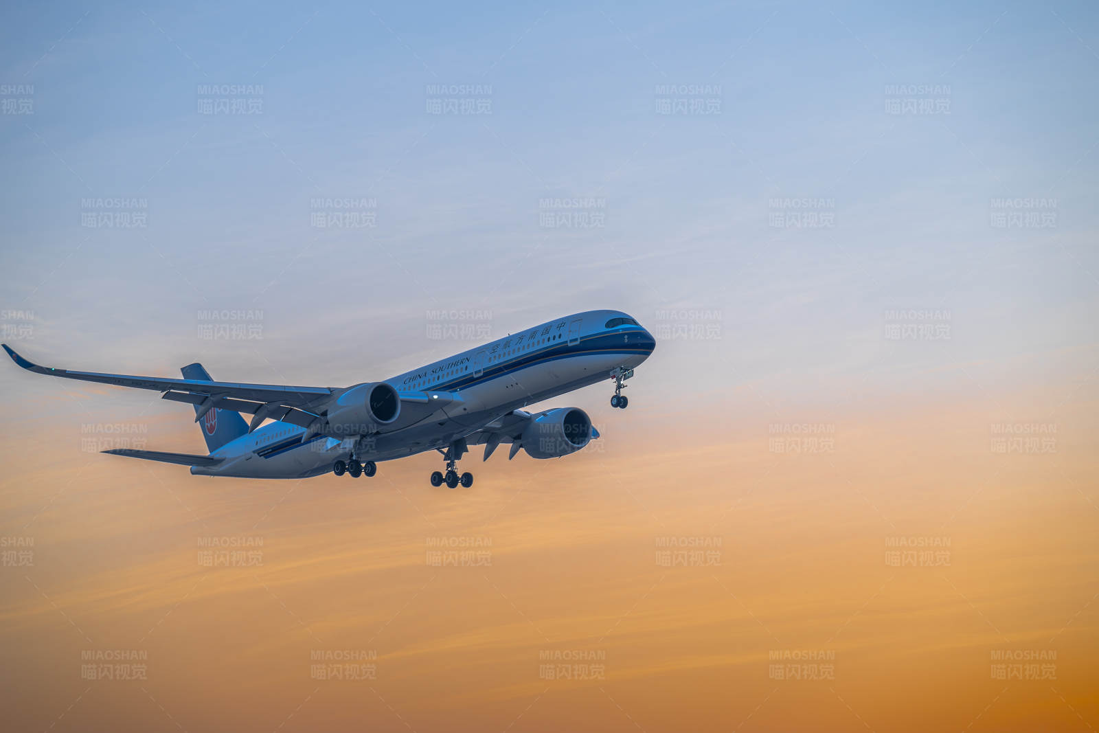 夕阳下的起飞图片