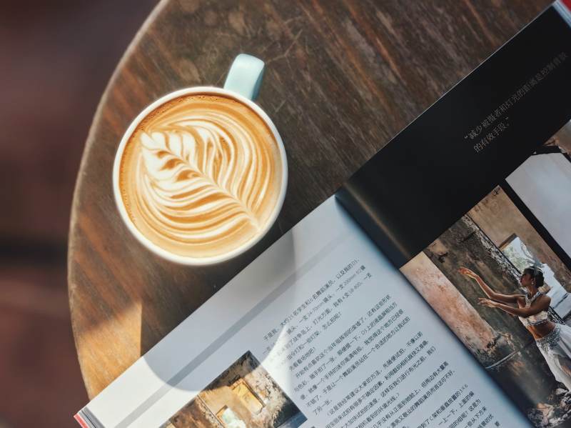 咖啡与书的悠闲时光图片