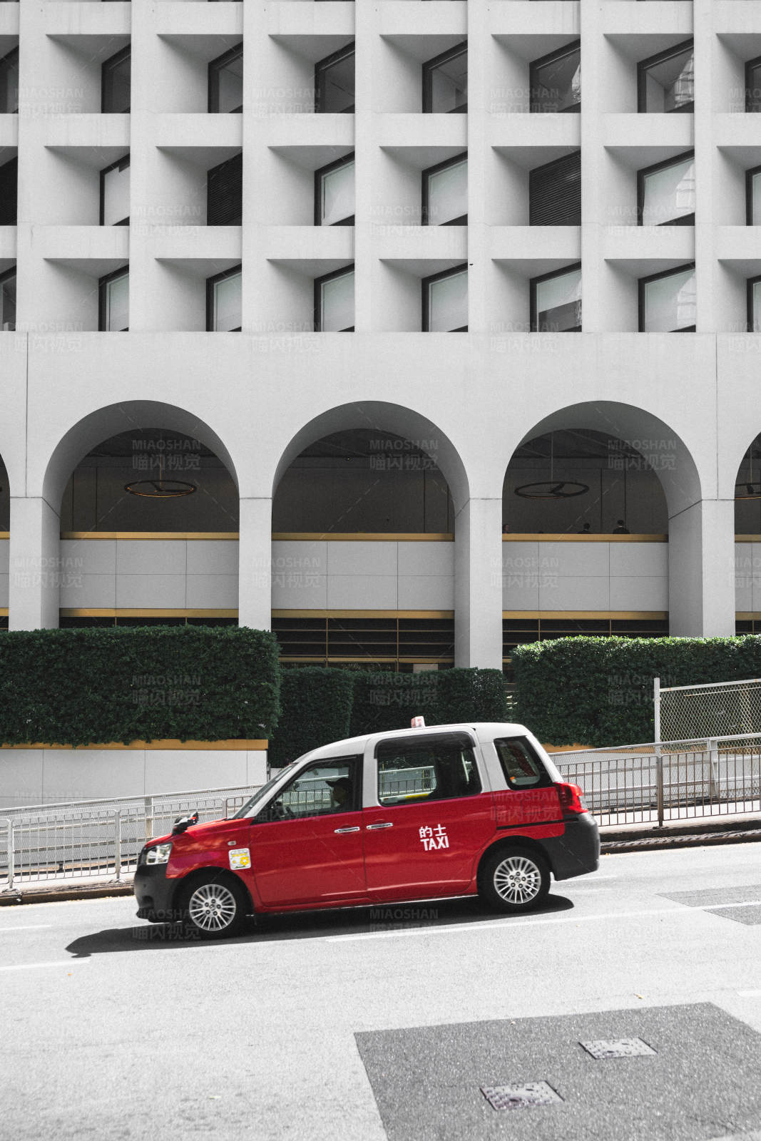 红色出租车与现代建筑图片