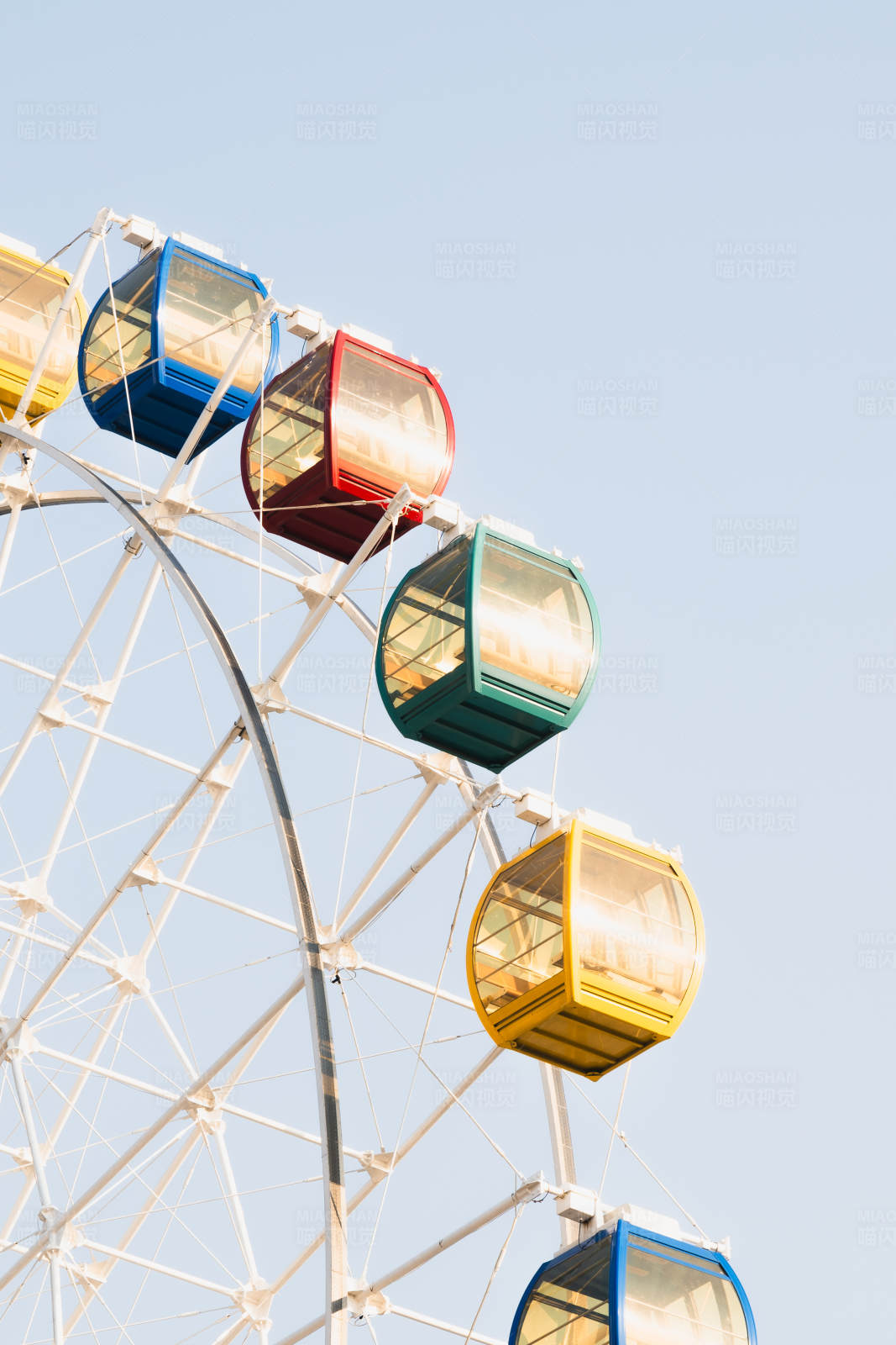 摩天轮上的彩色车厢图片