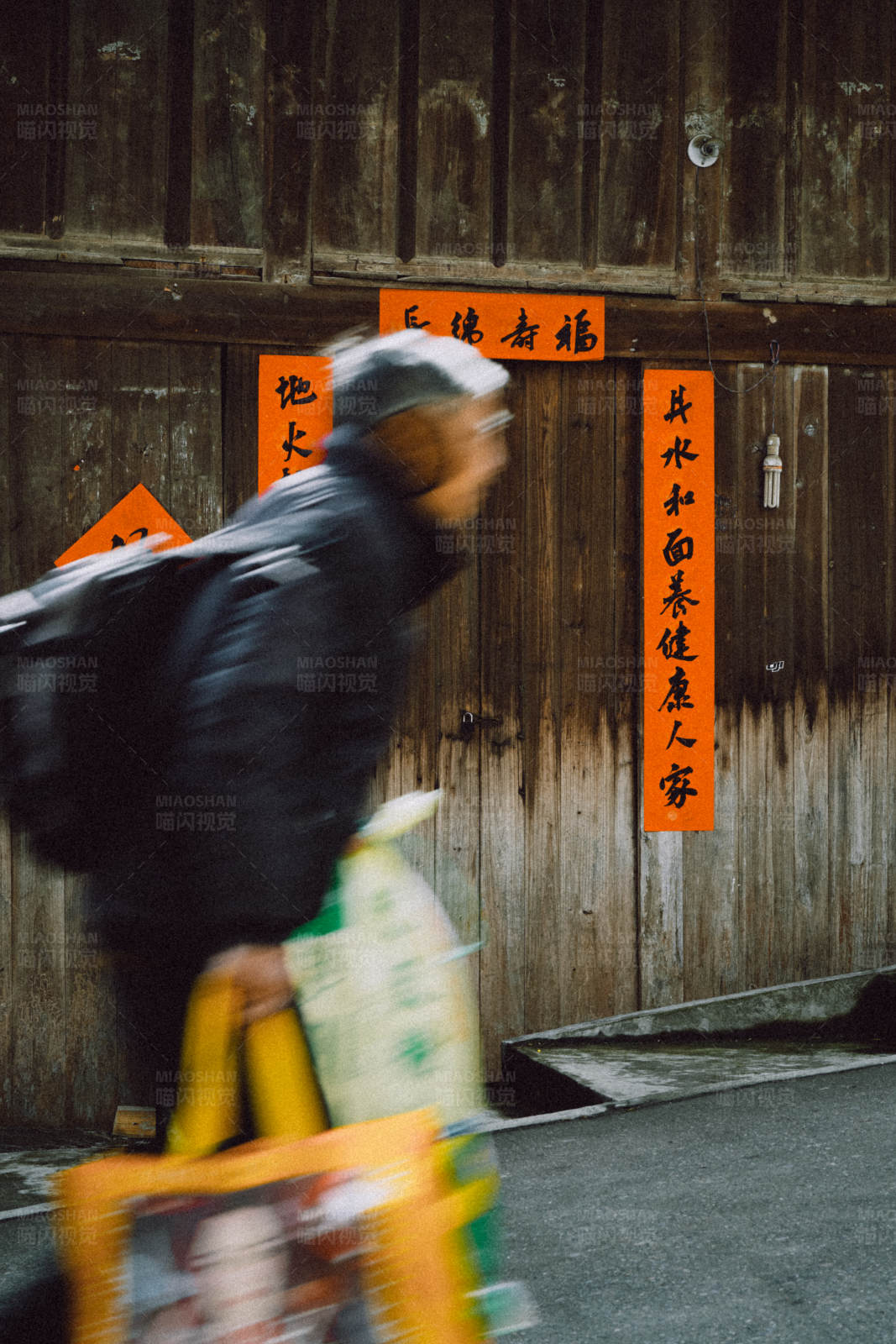 春节匆匆回家过年的打工人图片