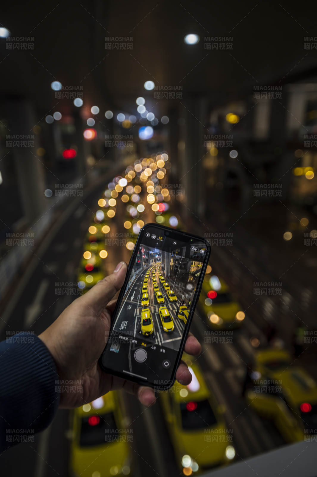 夜景下的出租车长龙图片
