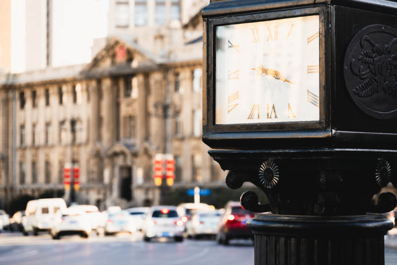 城市街角的古典钟表图片
