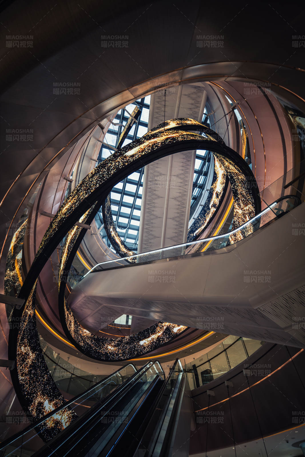 广州星寰国际商业中心螺旋楼梯的现代艺术图片