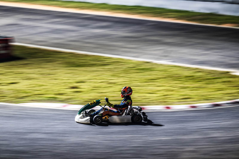 卡丁车赛道疾驰图片