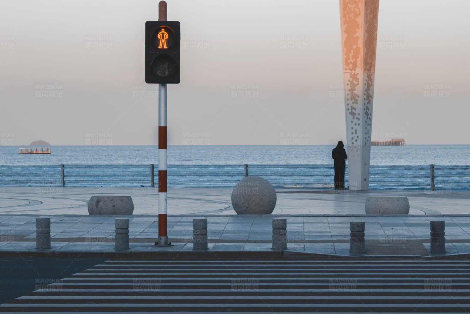 海边的孤独身影图片