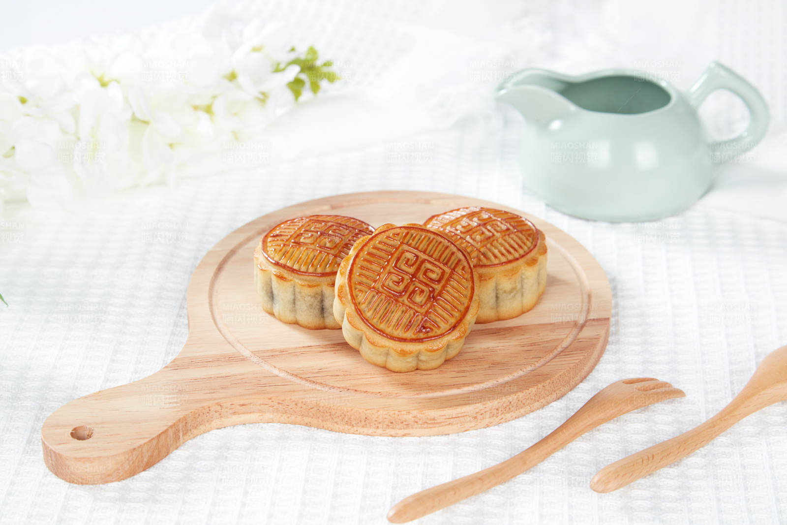 月饼与茶具图片