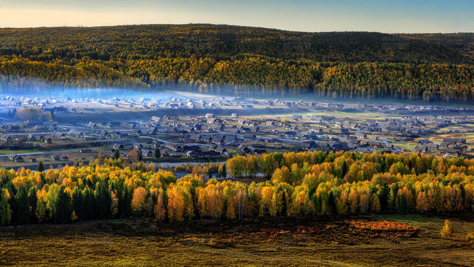 秋日晨雾中的禾木村图片